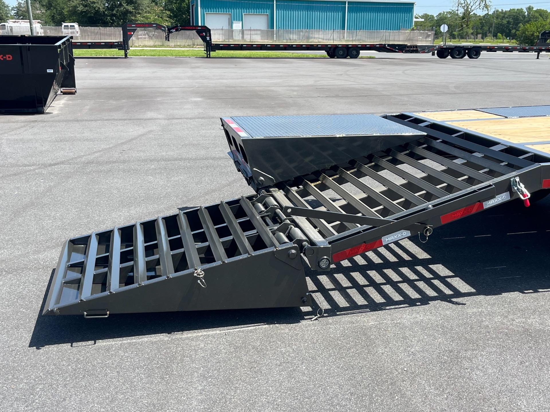 2025 MAXX-D LHX 8.5' x 32' 8