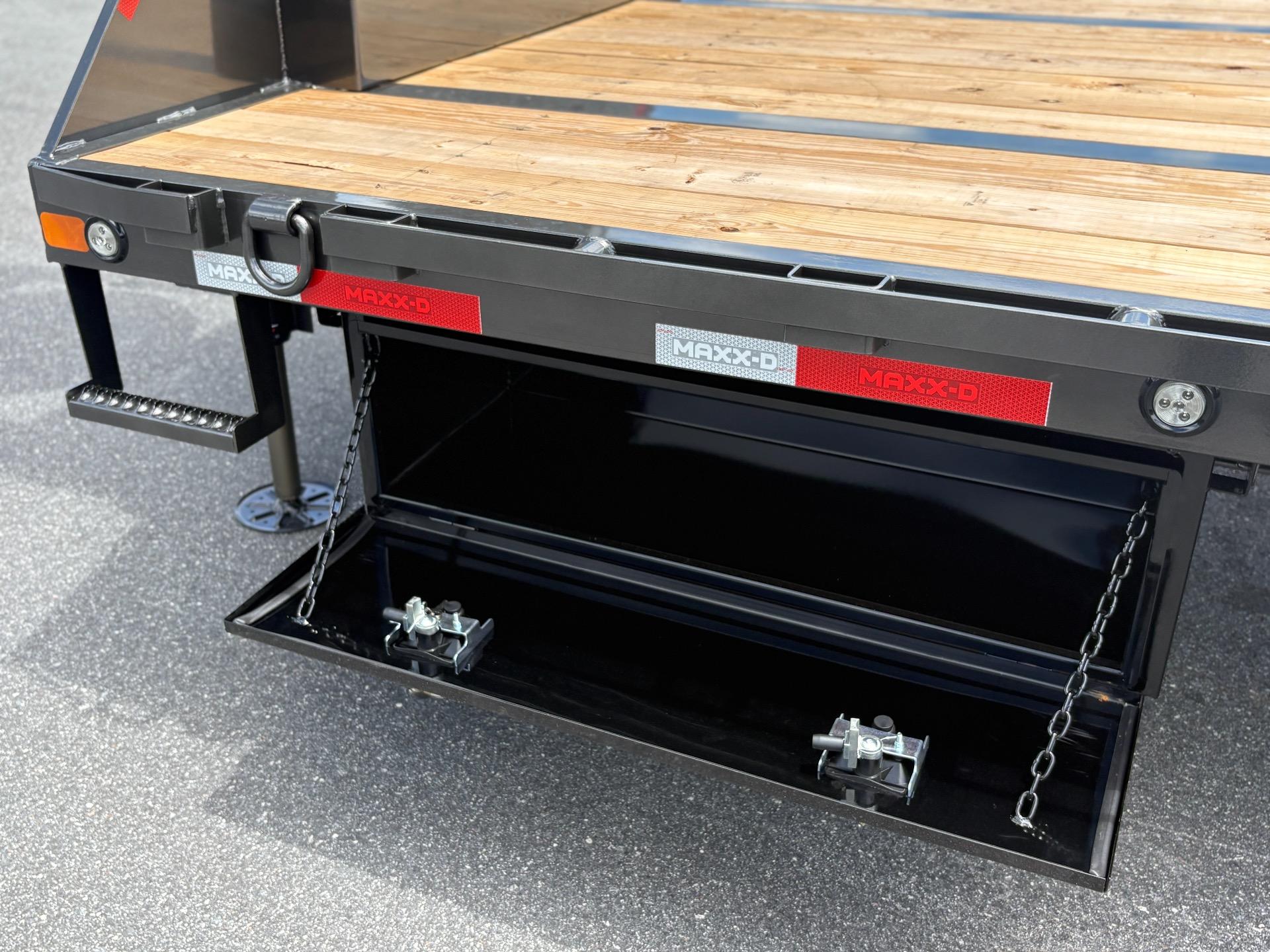2027 MAXX-D LHX 8.5' x 32' 10