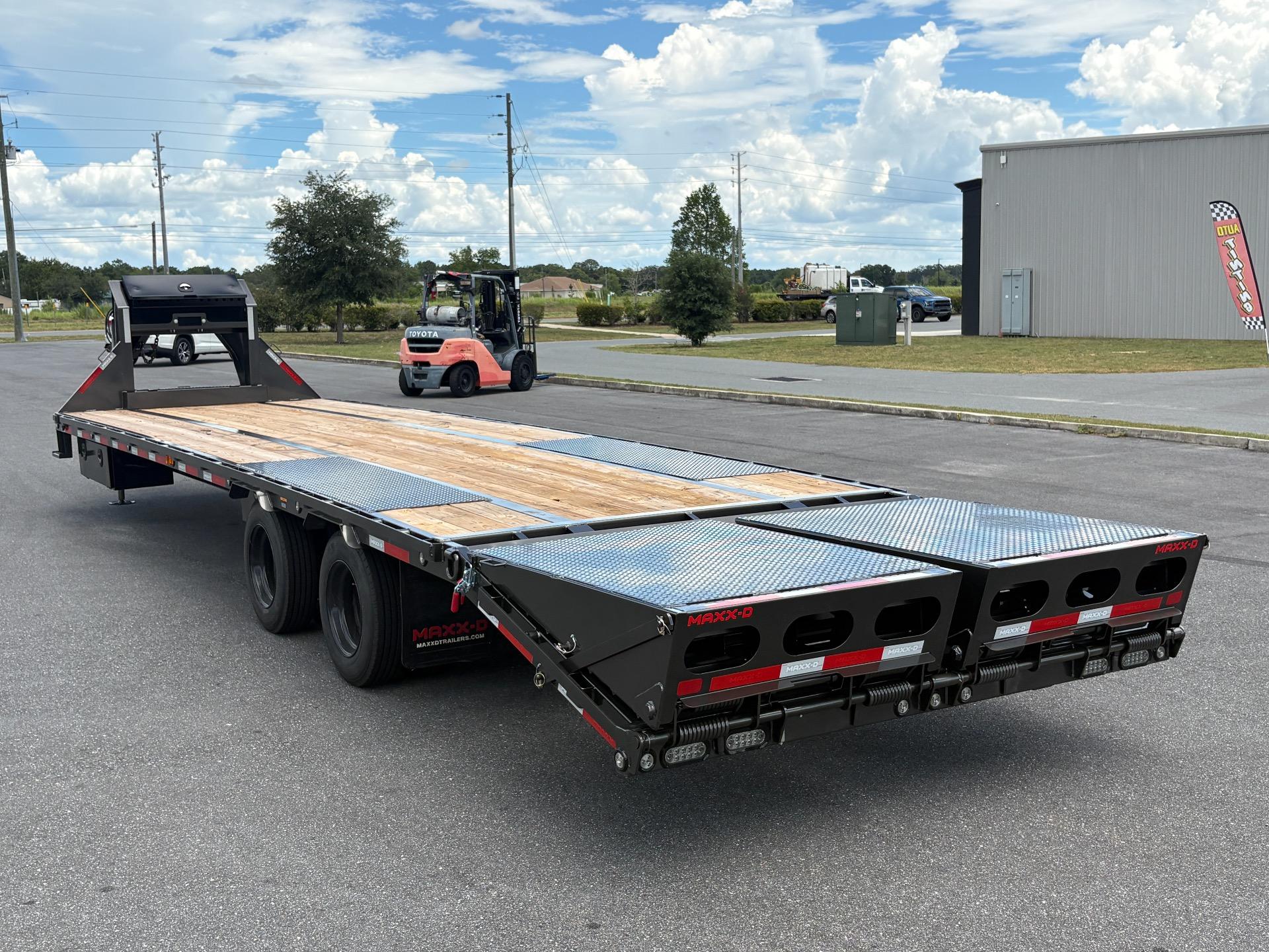 2027 MAXX-D LHX 8.5' x 32' 5