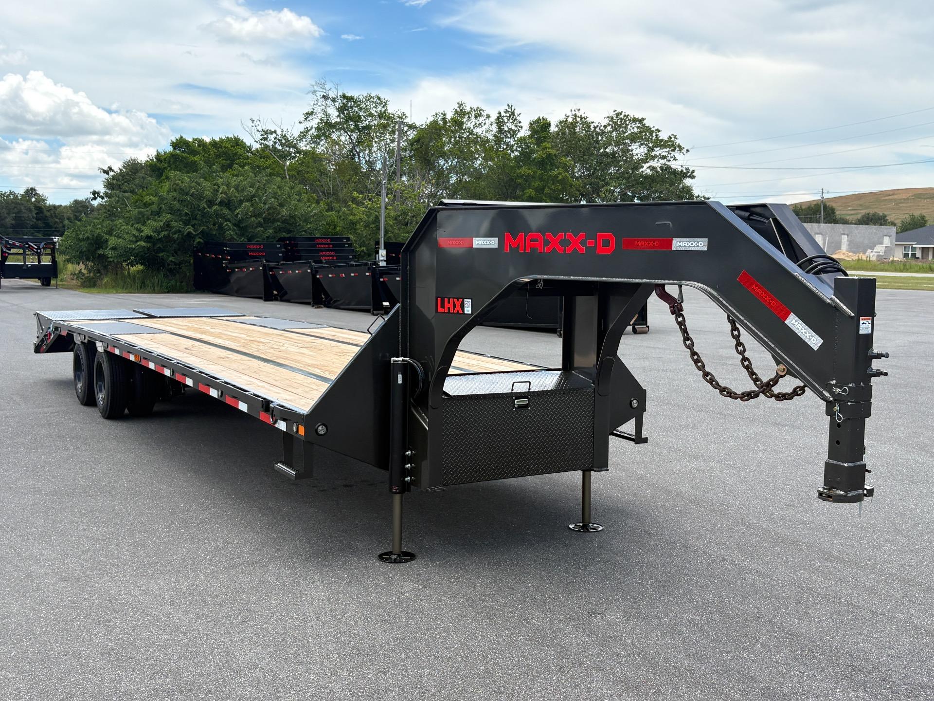 2027 MAXX-D LHX 8.5' x 32' 1