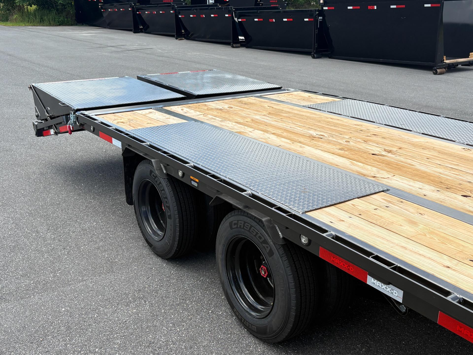 2027 MAXX-D LHX 8.5' x 32' 3