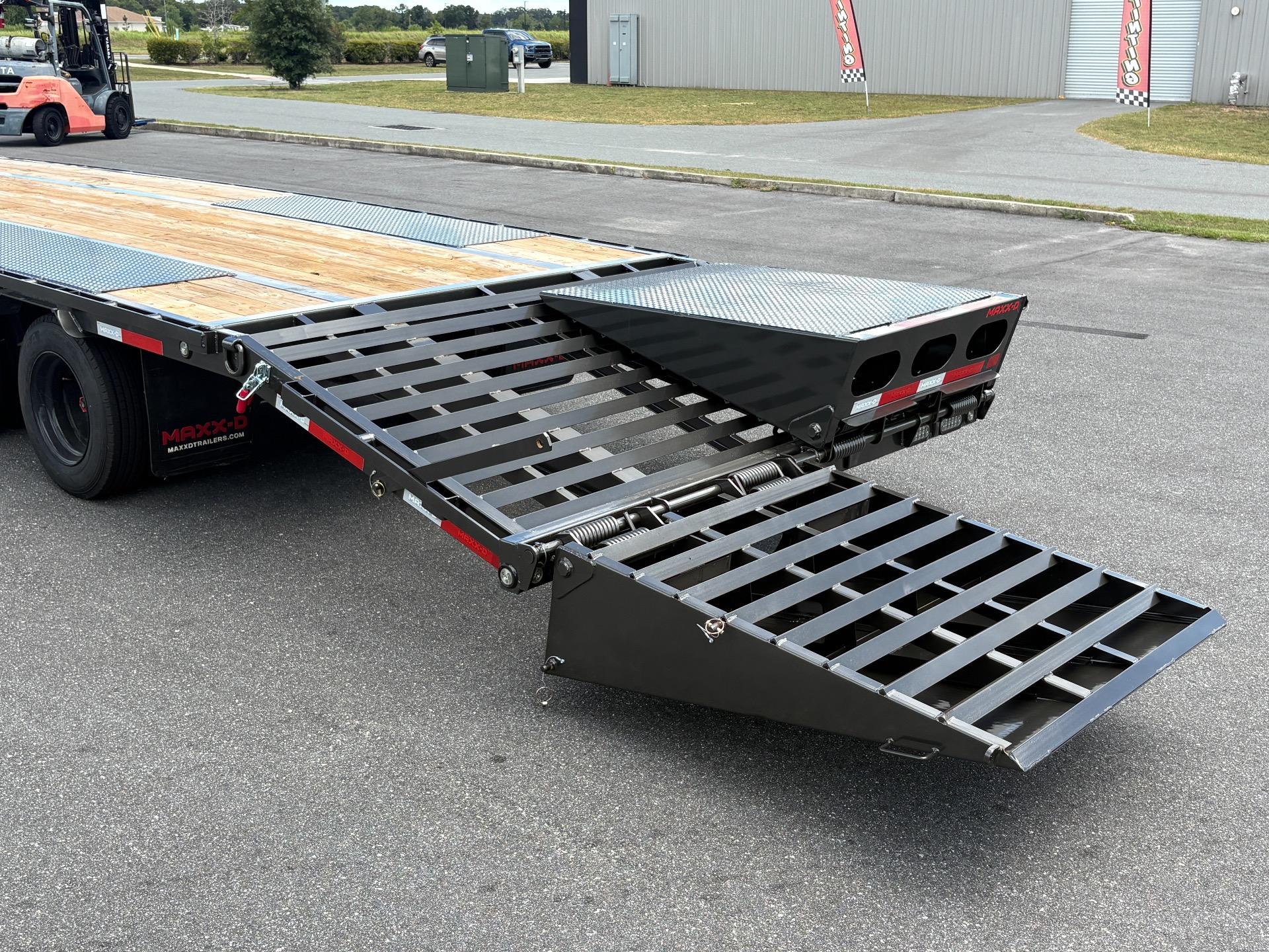 2027 MAXX-D LHX 8.5' x 32' 6