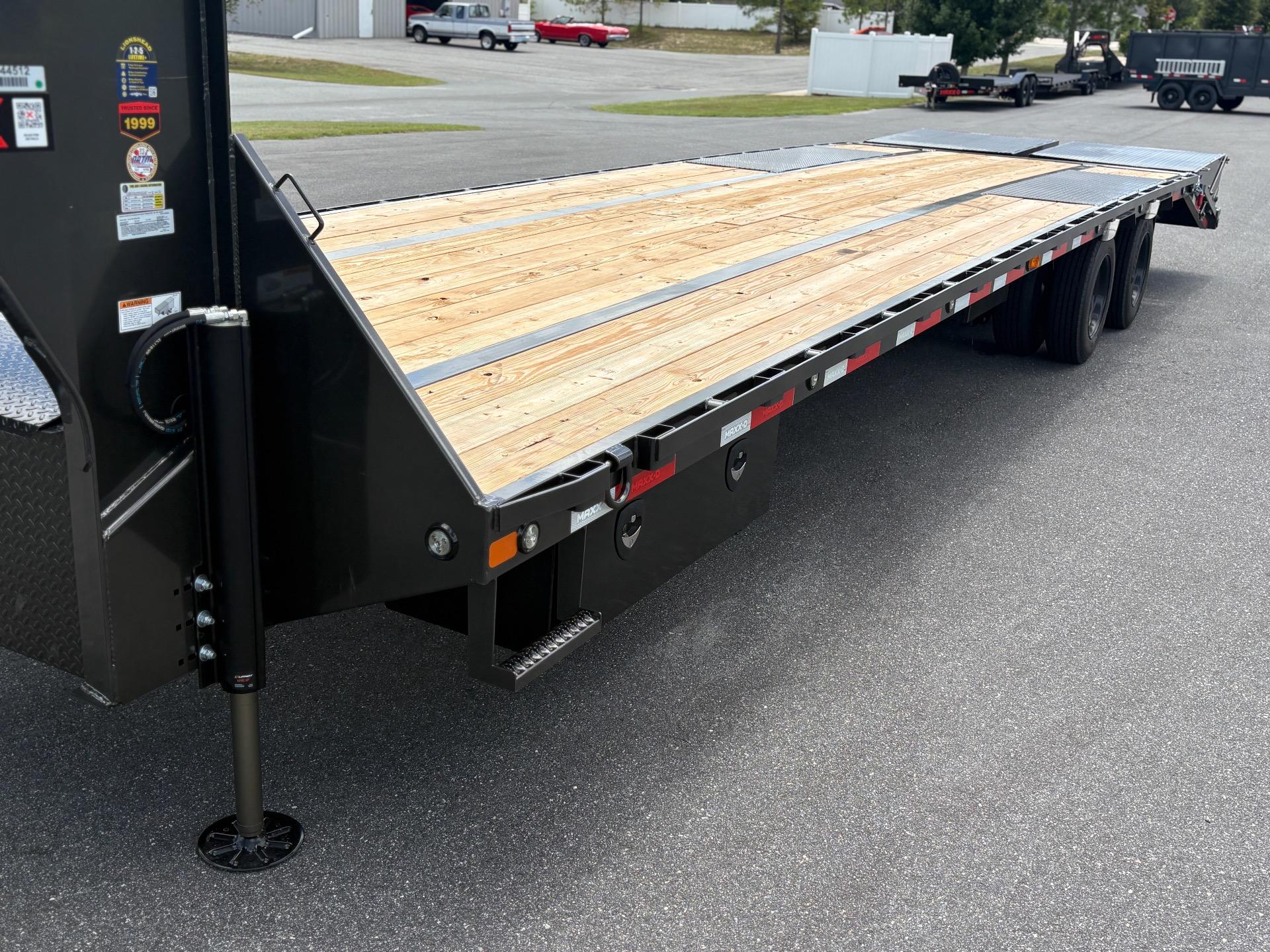 2027 MAXX-D LHX 8.5' x 32' 8
