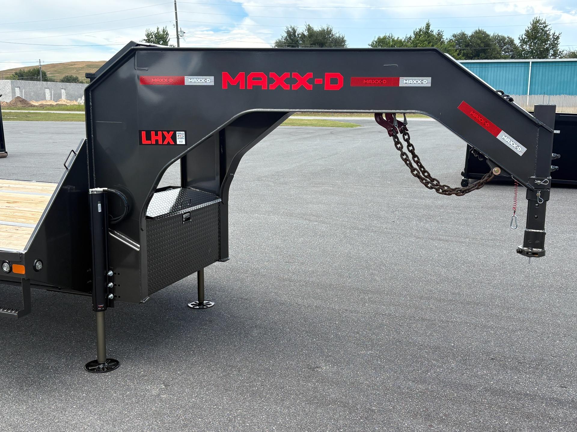 2027 MAXX-D LHX 8.5' x 32' 2