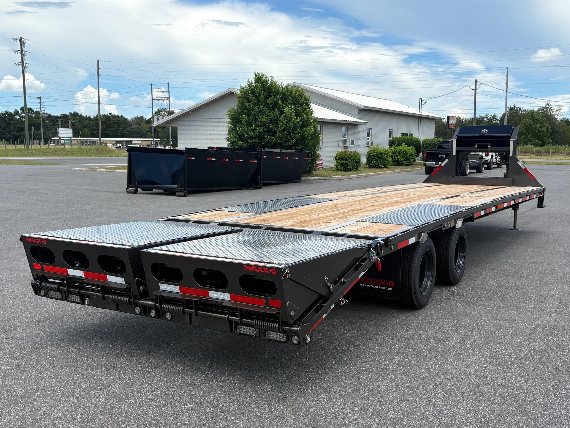 2027 MAXX-D LHX 8.5' x 32' 4