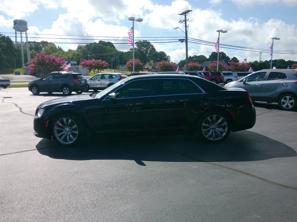 2019 Chrysler 300 LX photo 4