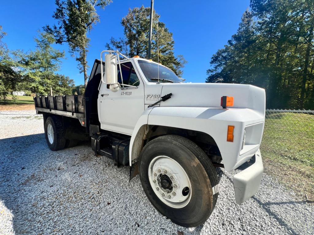 1992 Ford F-700 photo 3