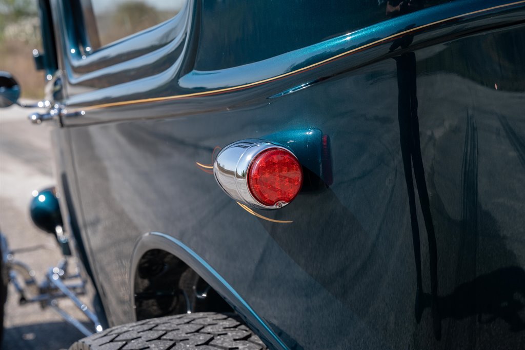 1932 Ford Sedan 25