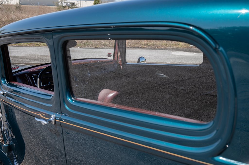 1932 Ford Sedan 21