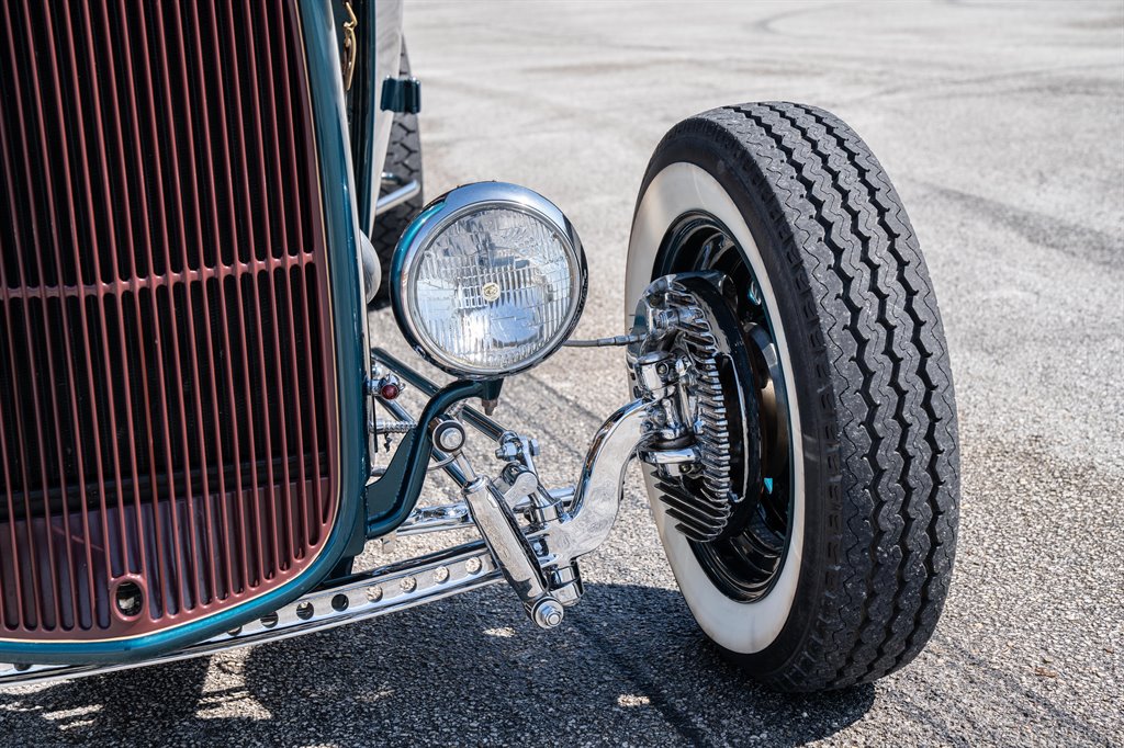 1932 Ford Sedan 12