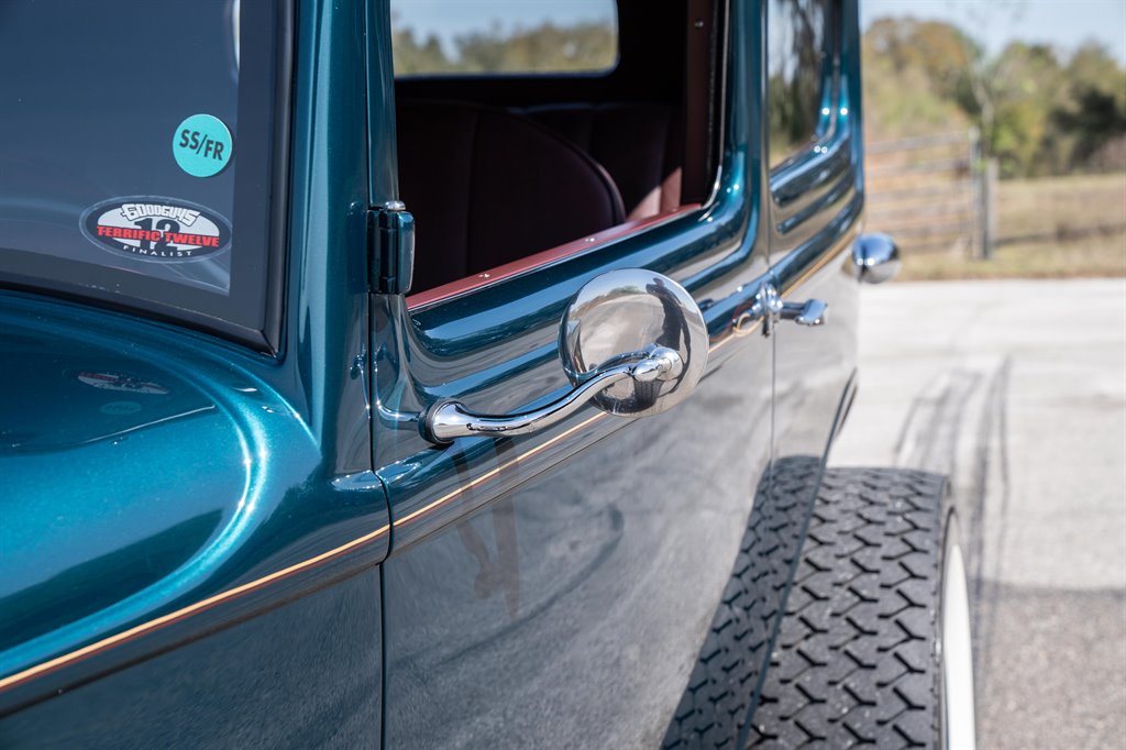 1932 Ford Sedan 19