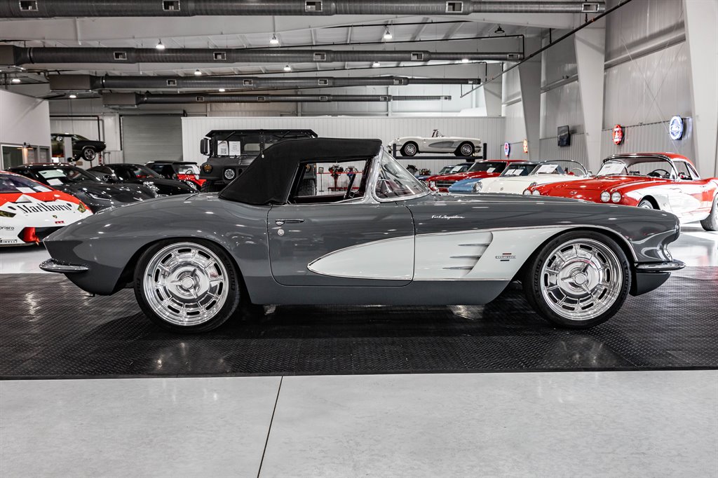 1961 Chevrolet Corvette 16