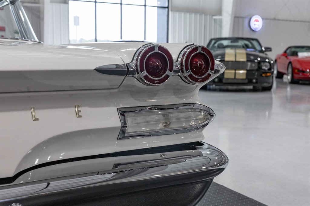 1960 Pontiac Bonneville 32