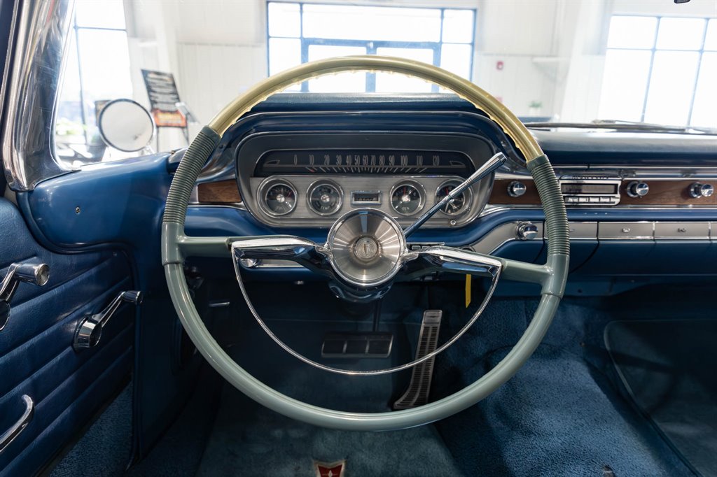 1960 Pontiac Bonneville 38