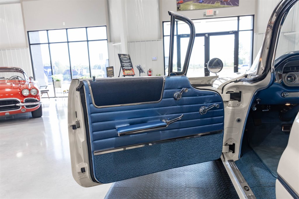 1960 Pontiac Bonneville 36