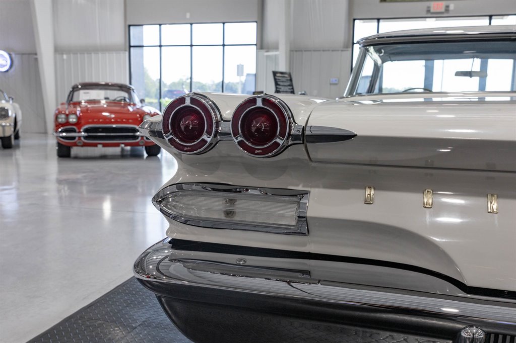 1960 Pontiac Bonneville 30