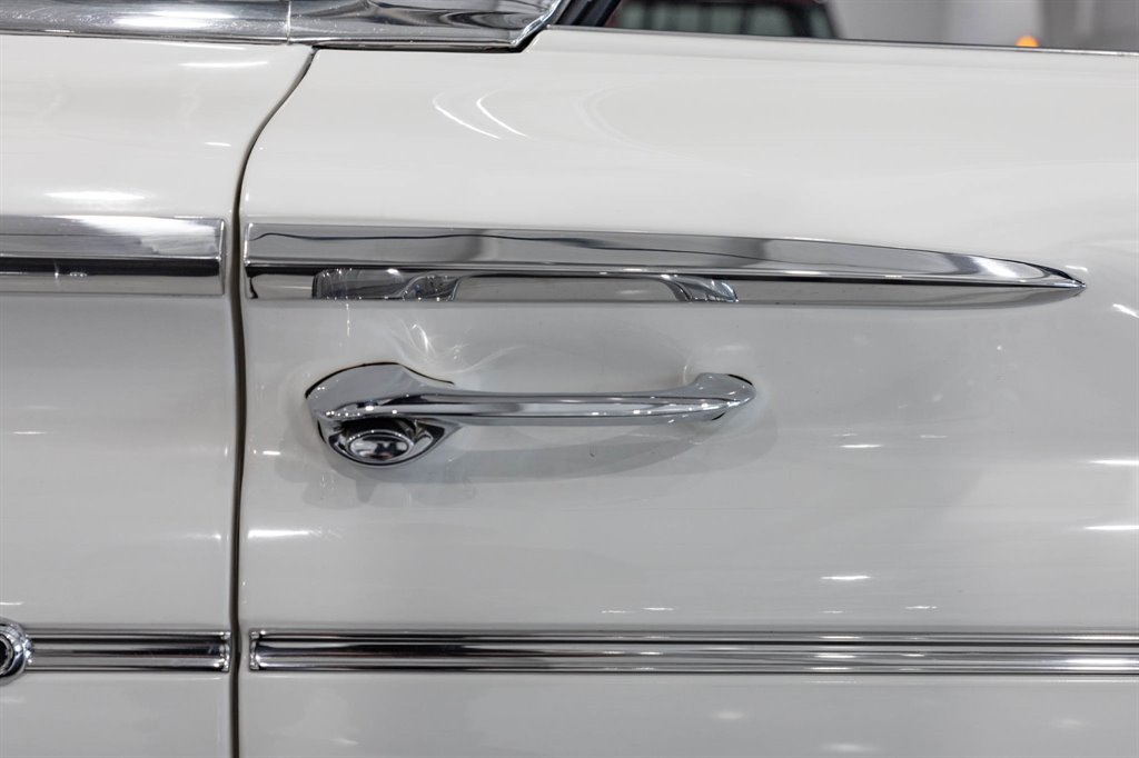 1960 Pontiac Bonneville 28