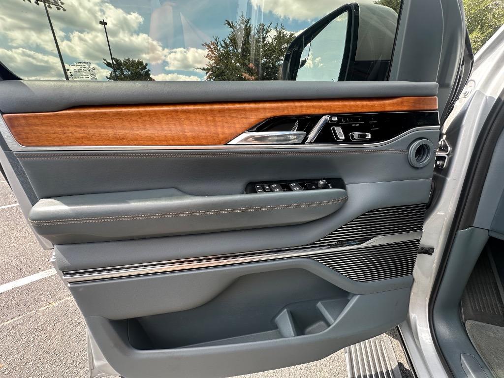 2022 Jeep Grand Wagoneer II photo 4