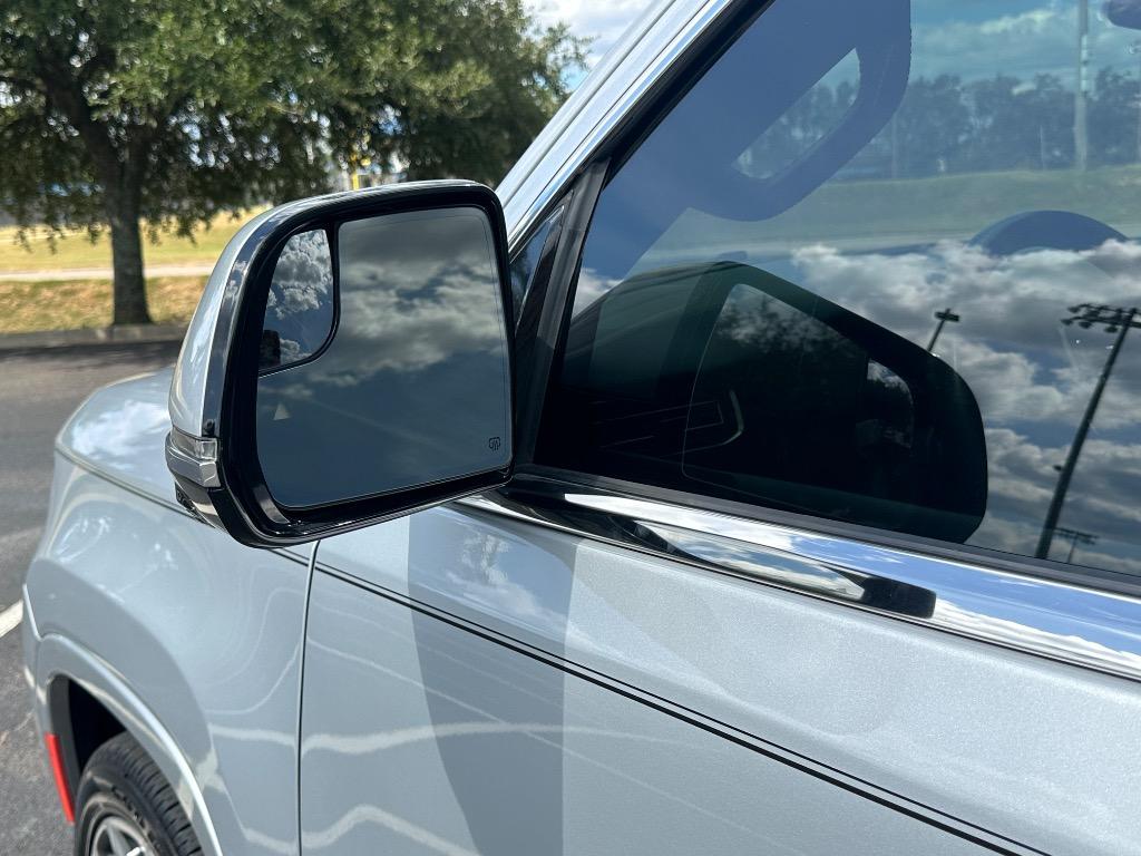 2022 Jeep Grand Wagoneer II photo 3