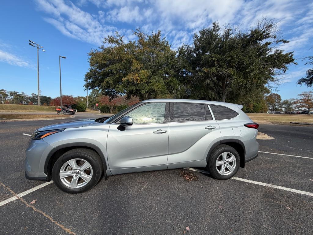 2022 Toyota Highlander LE photo 2