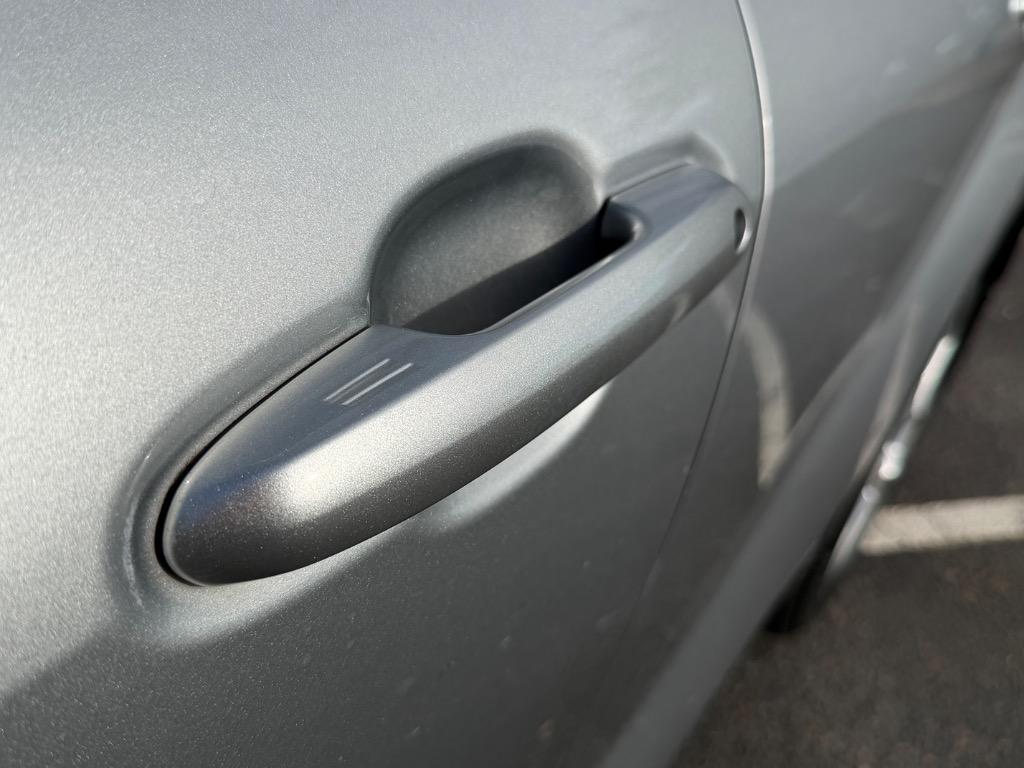 2022 Toyota Highlander LE photo 3