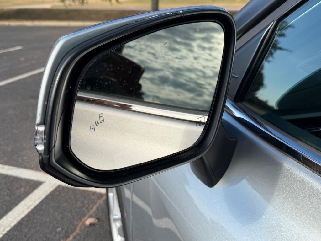 2022 Toyota Highlander LE photo 4