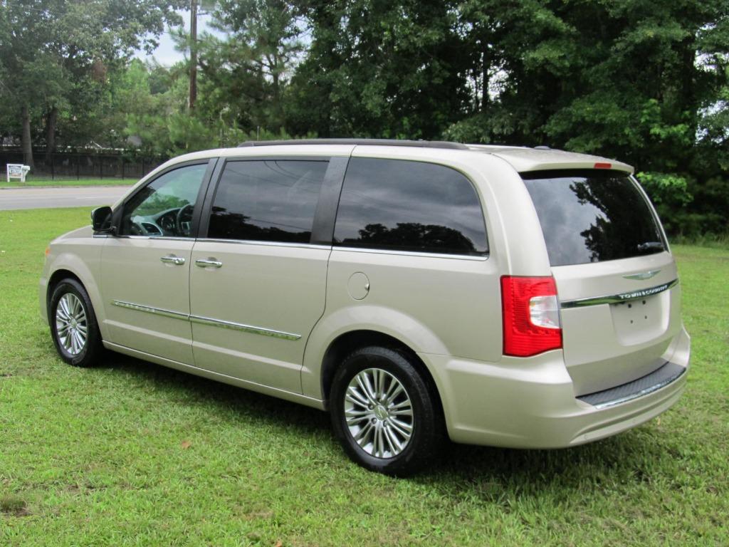 2016 Chrysler Town & Country Touring L - 3