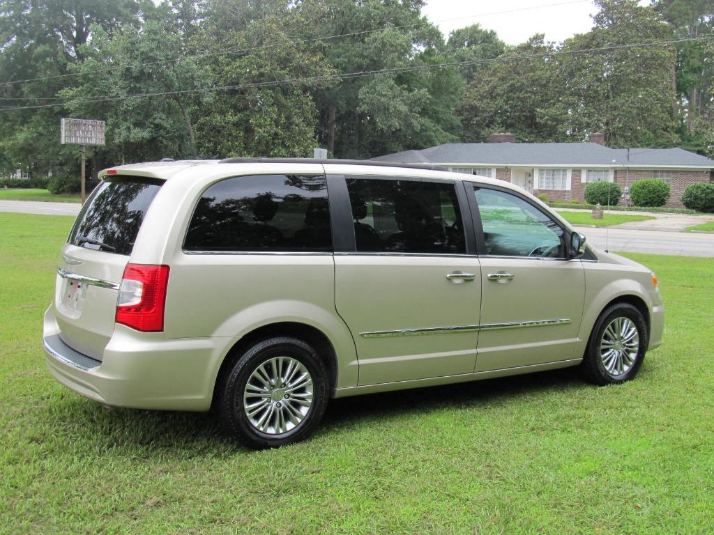 2016 Chrysler Town & Country Touring L - 5