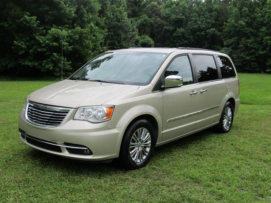 2016 Chrysler Town & Country Touring L - 1