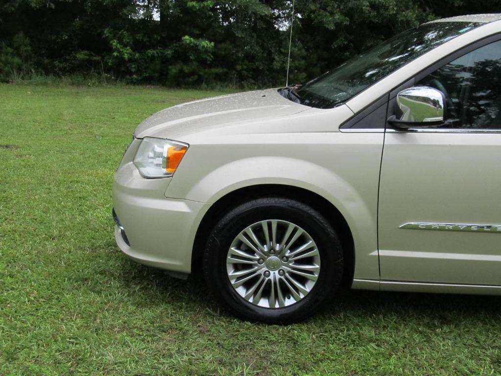 2016 Chrysler Town & Country Touring L - 9