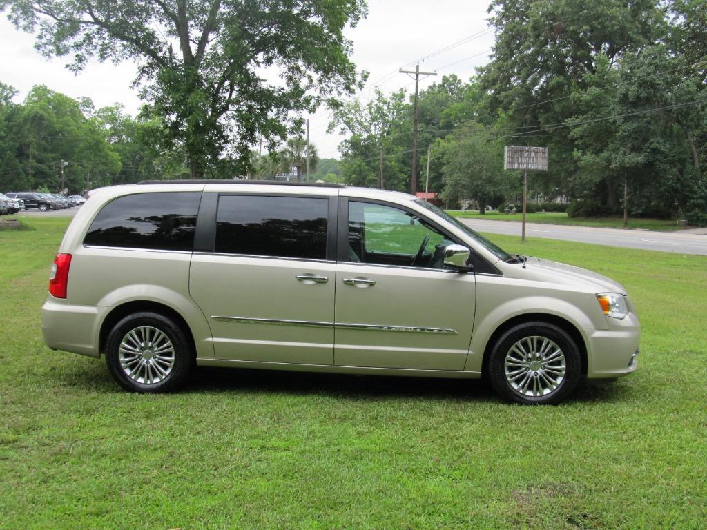 2016 Chrysler Town & Country Touring L - 6