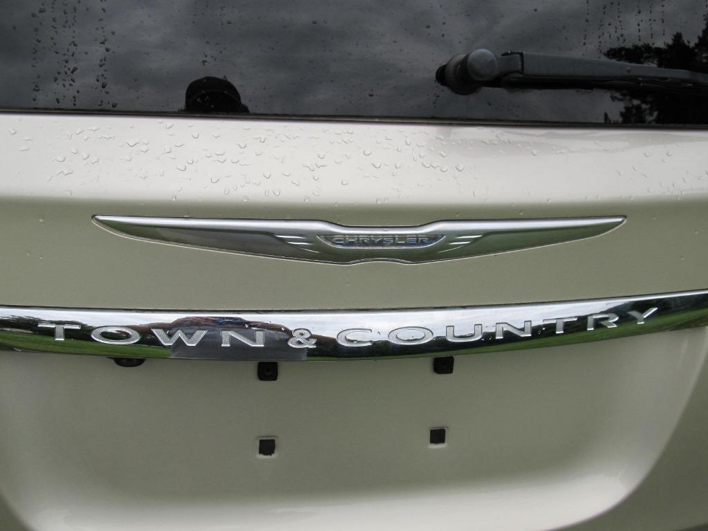 2016 Chrysler Town & Country Touring L - 11