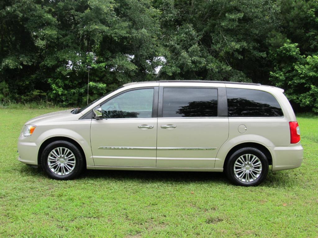 2016 Chrysler Town & Country Touring L - 2