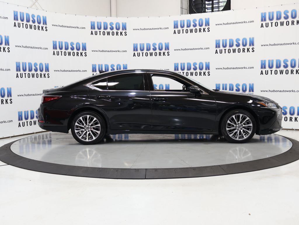 LexusES7