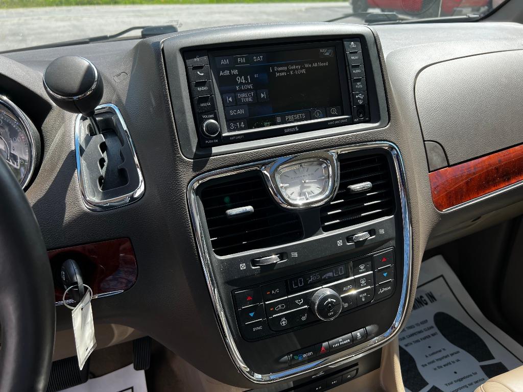ChryslerTown & Country25