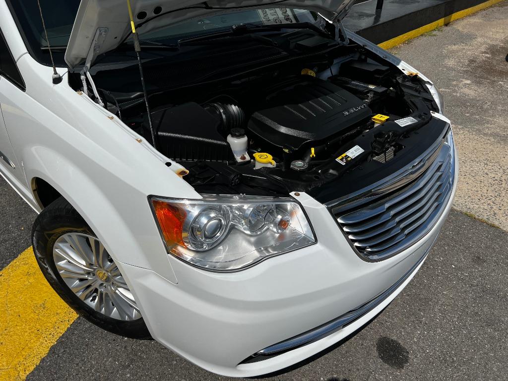 ChryslerTown & Country33