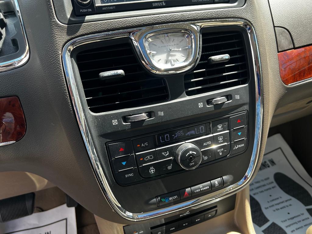 ChryslerTown & Country26