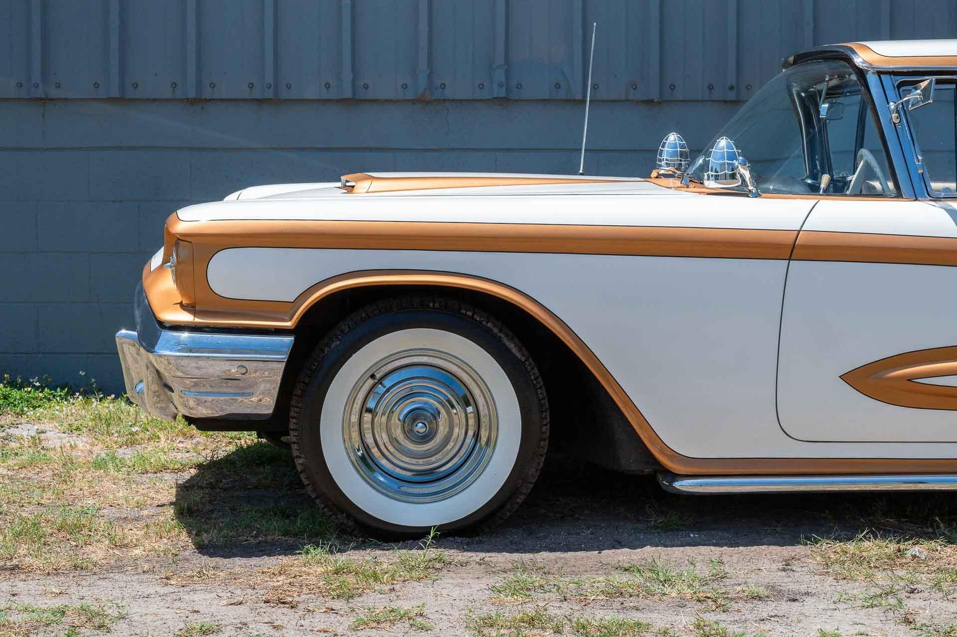 1960 Ford Thunderbird 21
