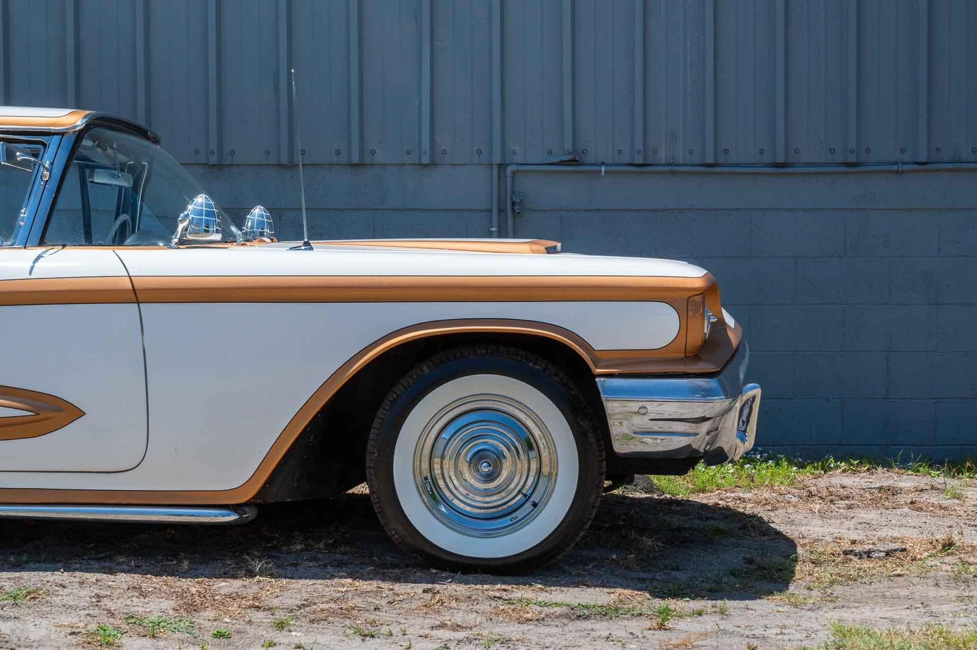 1960 Ford Thunderbird 35