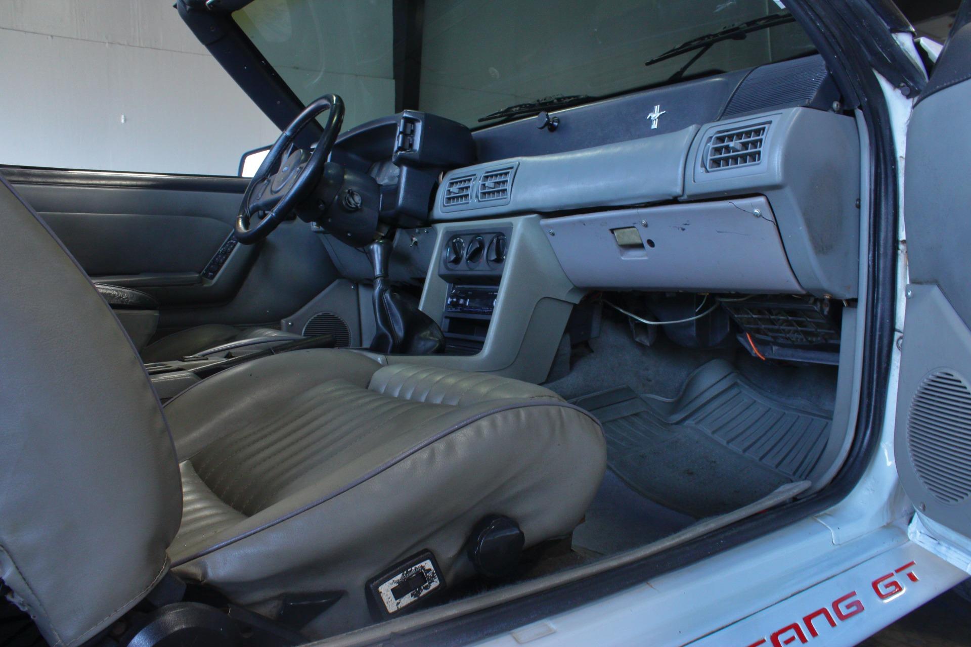 1987 Ford Mustang GT 43