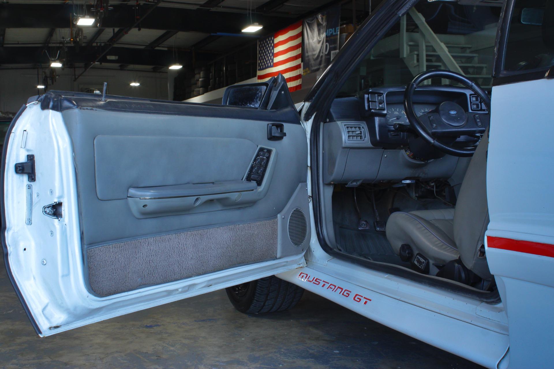 1987 Ford Mustang GT 16