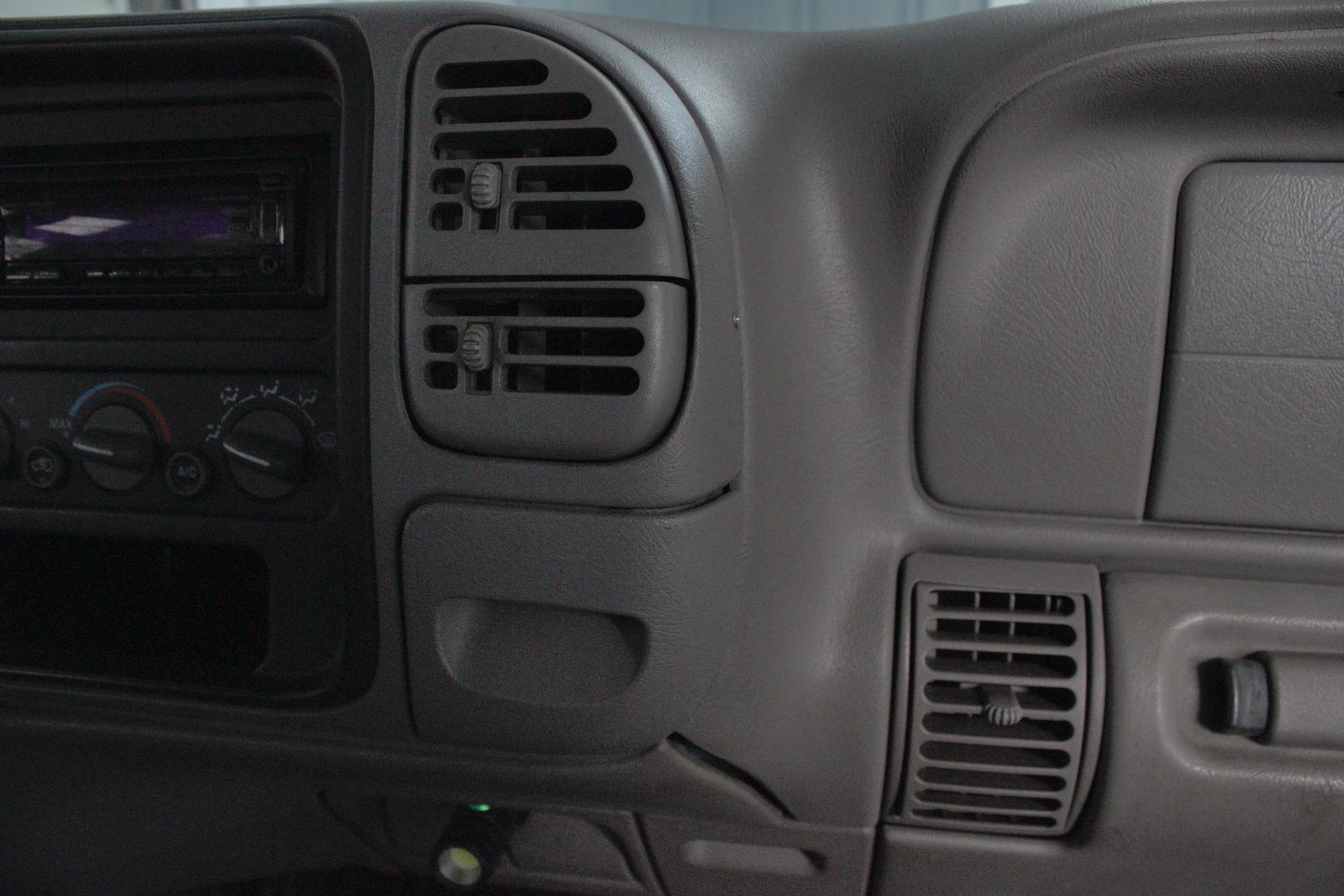 1999 Chevrolet Tahoe 29