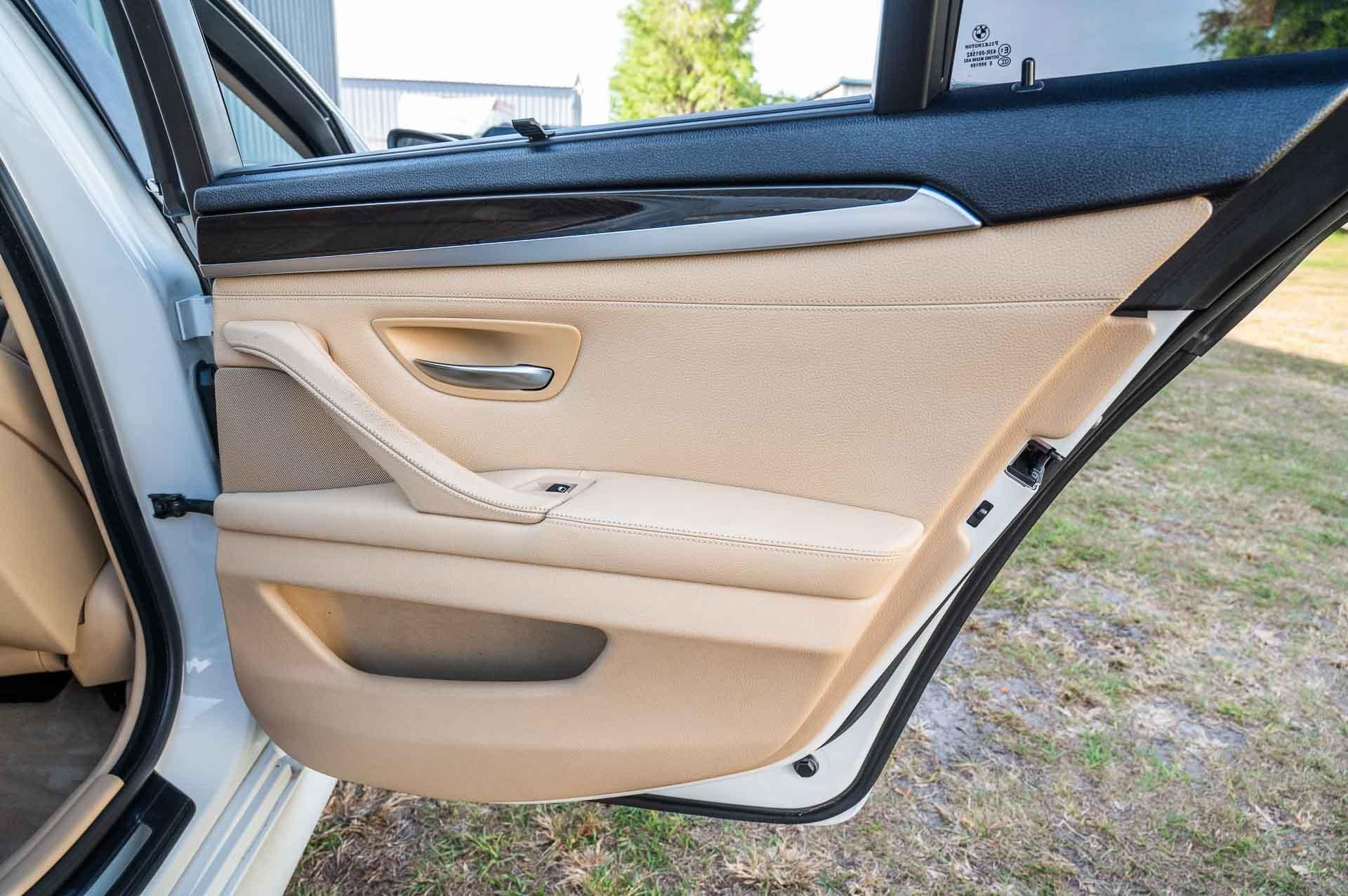 2011 BMW 528i 27