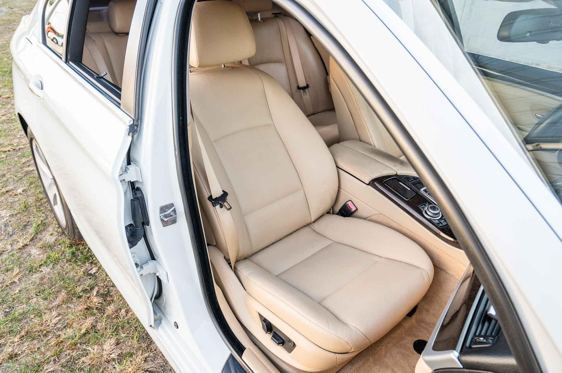 2011 BMW 528i 26