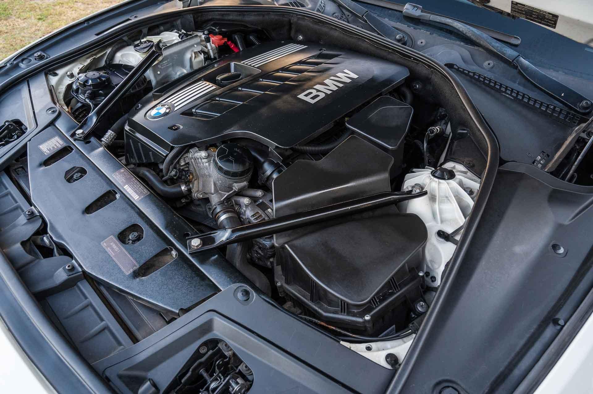 2011 BMW 528i 38