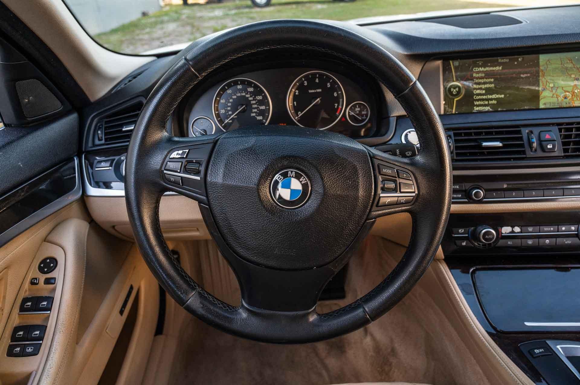 2011 BMW 528i 30