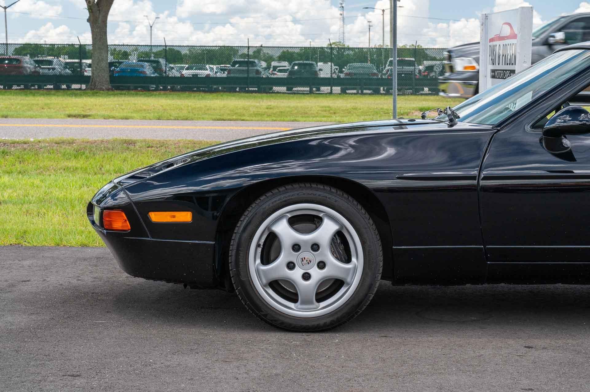 1988 Porsche 928 S4 21