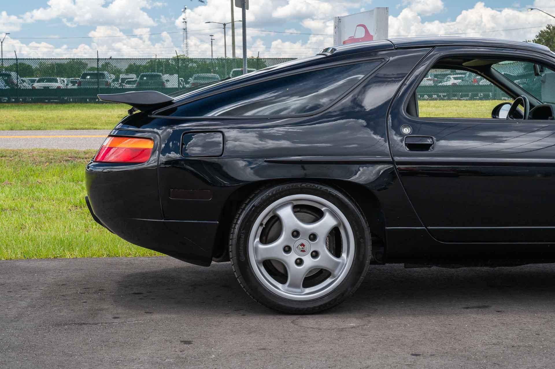 1988 Porsche 928 S4 37