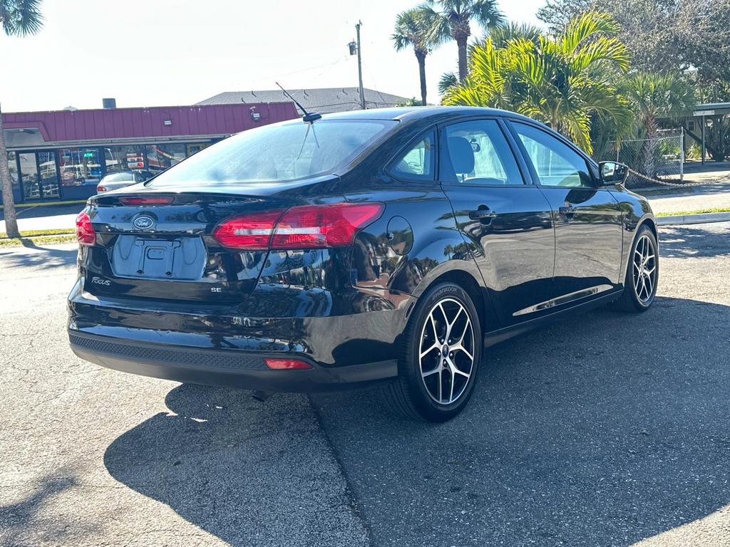 2017 Ford Focus SEL photo 5