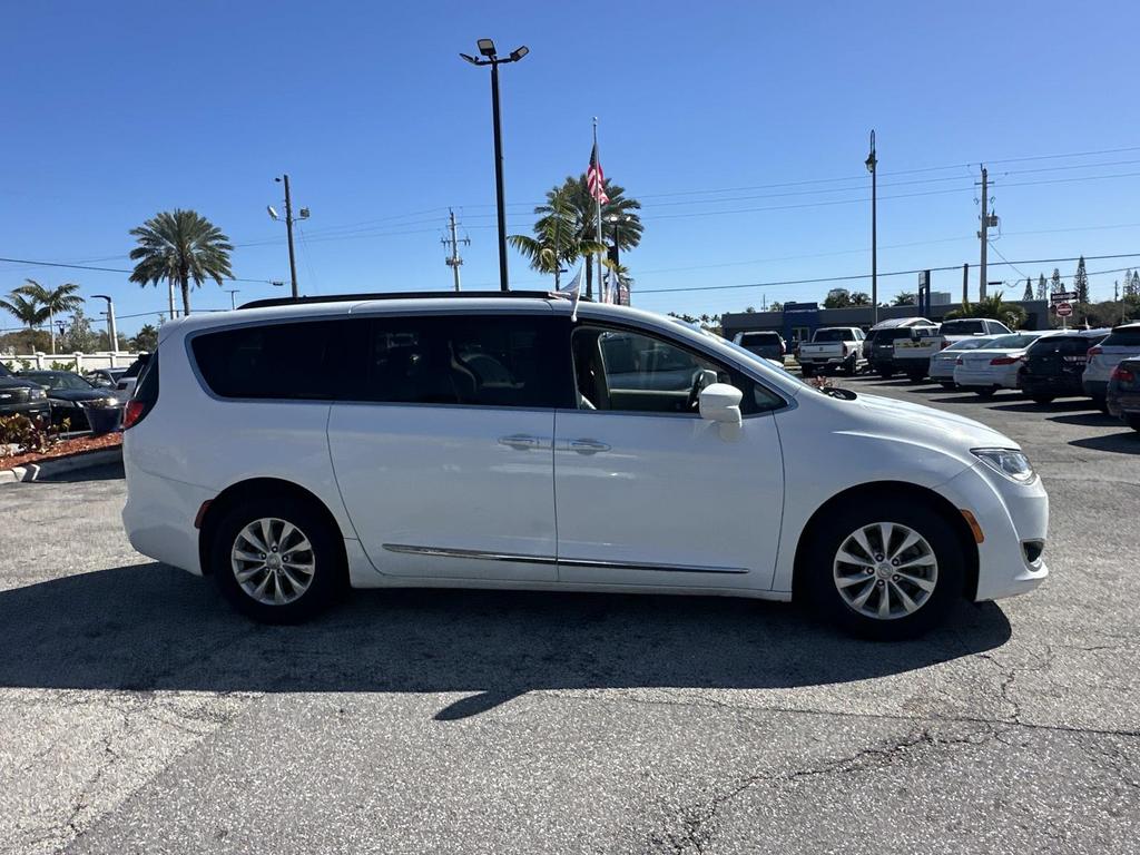 2017 Chrysler Pacifica Touring-L - Photo 5